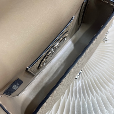 フェンディバッグ角部分ディテール